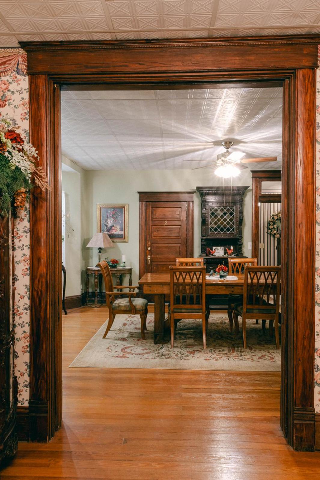 The Wolf Manor Bed & Breakfast Ellinwood Exterior photo