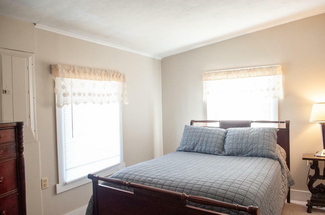 The Wolf Manor Bed & Breakfast Ellinwood Exterior photo